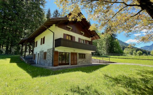 VILLA INDIPENDENTE CON AMPIO GIARDINO PRIVATO E GARAGE – FIAVÈ (TRENTINO)
