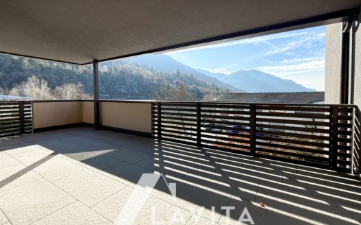Quadrilocale con terrazza e giardino a Montagna