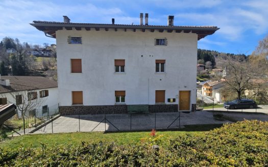 Bicamere ristrutturato con cortile