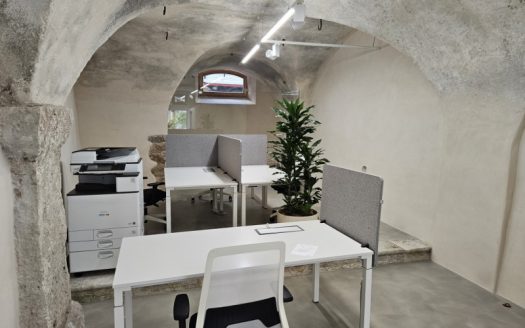 ufficio/atelier arredato in edificio storico nel centro