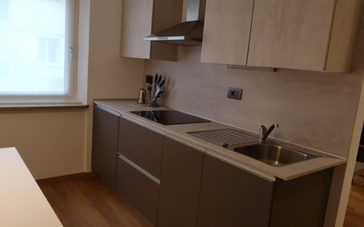 TRENTO CENTRO, ELEGANTE AMPIO MONOLOCALE