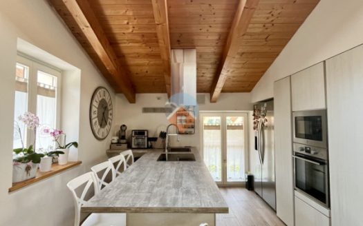 ampia mansarda con terrazza e garage