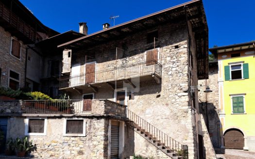 NELLA PIAZZA DI TENNO