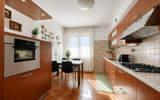 ULTIMO PIANO – 2 CAMERE DA LETTO AMPIE – CUCINA E SOGGIORNO SEPARATI – GARAGE