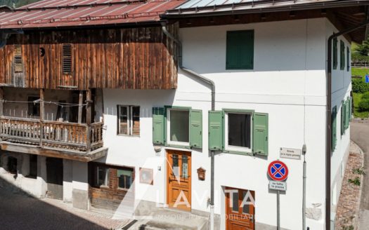 Appartamento con fienile e stalla