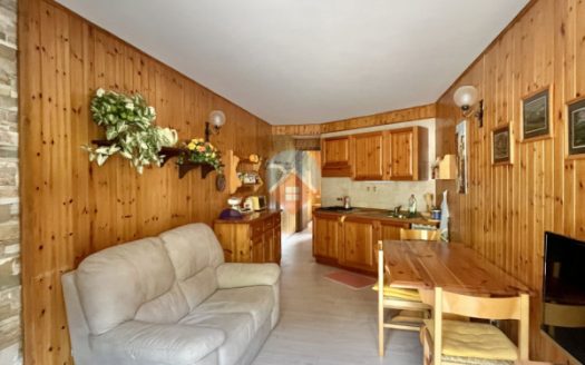 2 camere con cortile esterno