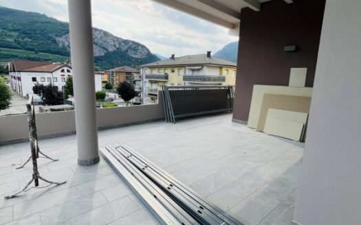 Ampio tre camere con terrazzo