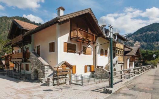 Affascinante Appartamento Quadrilocale a Campitello di Fassa