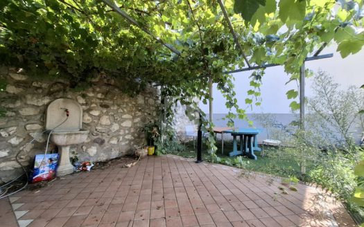 QUADRILOCALE SU DUE LIVELLI CON GIARDINO