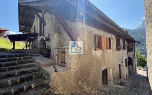 Casa con due appartamenti, box e giardino nel Cuore di Ragoli – Tre Ville