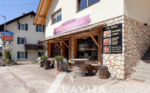 Struttura commerciale con negozio e ristorante Alter Keller a Montagna