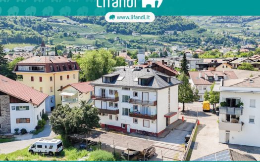 Casa soleggiata a Lana: 78 m² con due balconi e vista aperta sulla Val d’Adige