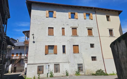 Ampio appartamento in casa storica a Caldonazzo – Centro