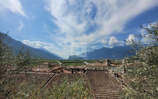 PORZIONE DI CASA CON 4.000 MQ DI GIARDINO