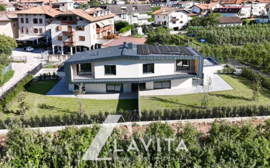 Nuova villa a schiera con giardino a Salorno