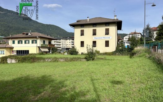 CLES – VIA TRENTO – COMPENDIO IMMOBILIARE CON TERRENO VICINISSIMO AL CENTRO