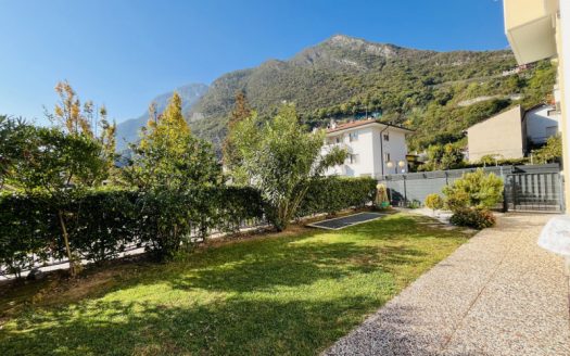Quadrilocale con grande giardino e due garage