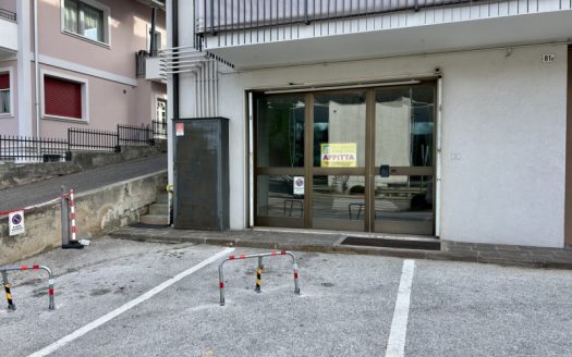 Ampio magazzino in affitto a Cles – posizione strategica e comodo accesso