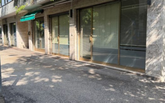 Ampio negozio vetrinato in affitto a Trento – zona Cristore, Piazza General Cantore