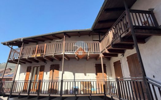 AMPIA PORZIONE di casa con PERTINENZE!